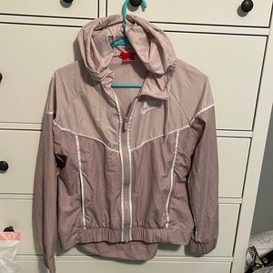 Nike windbreaker from the outlets. New worn once.